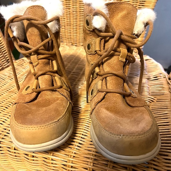 Sorel Suede, Lace UpFur-Lined Boots-Size 7-1/2 - Picture 2 of 8